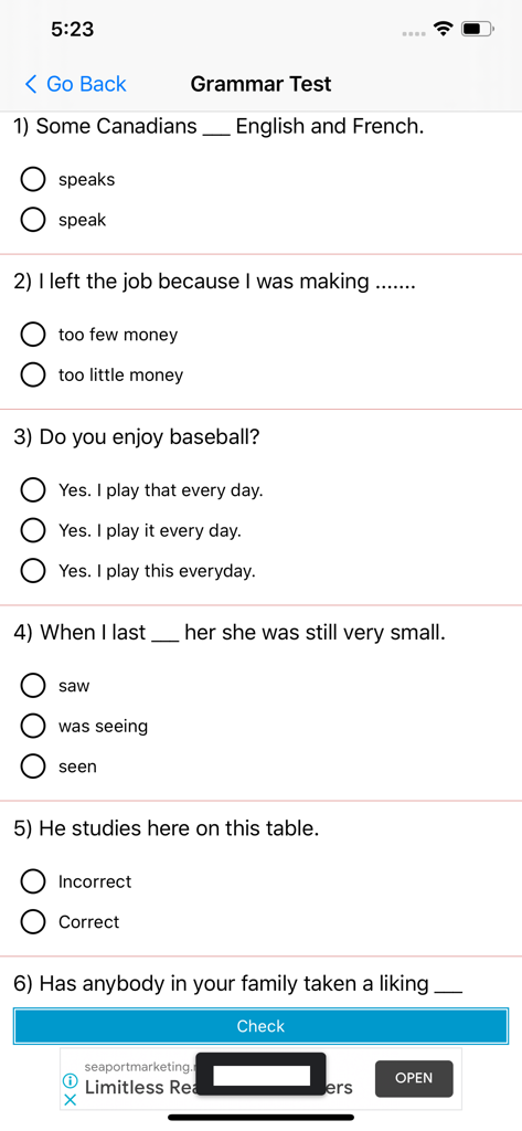 Interfaz minimalista de una aplicación de pruebas de gramática que muestra preguntas de opción múltiple para estudiantes de inglés.