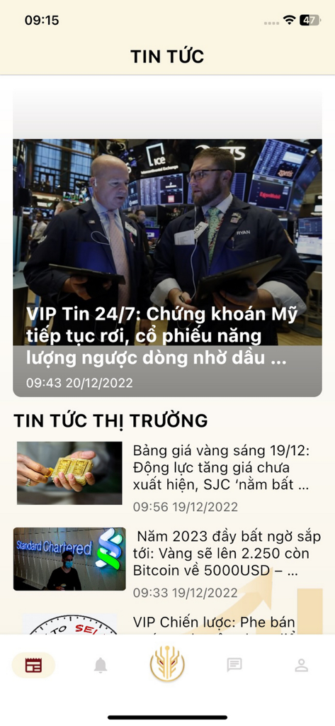 The news feed of the Dau Tu Vang app showcasing market analysis and financial headlines in Vietnamese