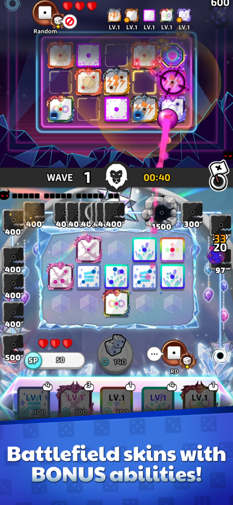 Captura de pantalla del juego de Random Dice Defense mostrando una partida PvP con texto de habilidades de bonificación de skins de campo de batalla