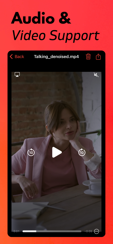 오디오 및 비디오 지원 텍스트가 있는 노이즈 제거 비디오 재생 화면을 보여주는 Noise Reducer AI 앱 인터페이스