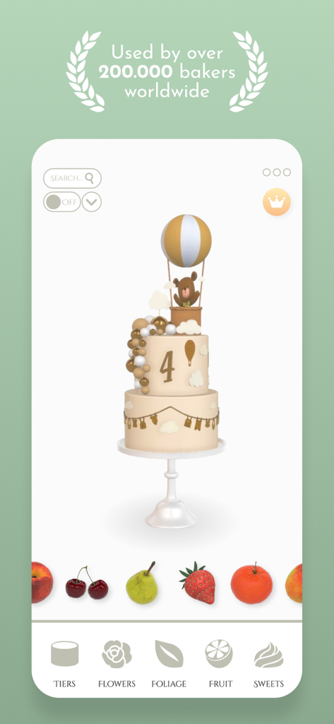 Interfaccia dell'app Bakely che mostra un modello 3D di una torta a tre piani con un topper a forma di mongolfiera e menu di decorazioni con frutta.