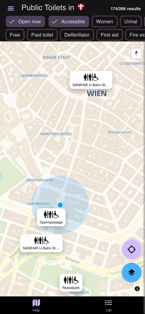 Eine Kartenansicht der App "Öffentliche Toiletten in Wien", die verschiedene Toilettenstandorte und Suchfilter wie "Jetzt geöffnet" und "Barrierefrei" anzeigt