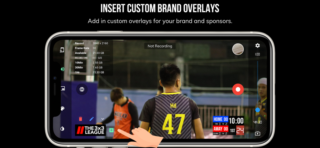 Interfaz de una aplicación móvil que muestra la grabación de un partido de baloncesto con un logotipo de liga personalizado y superposición de marcador en vivo.