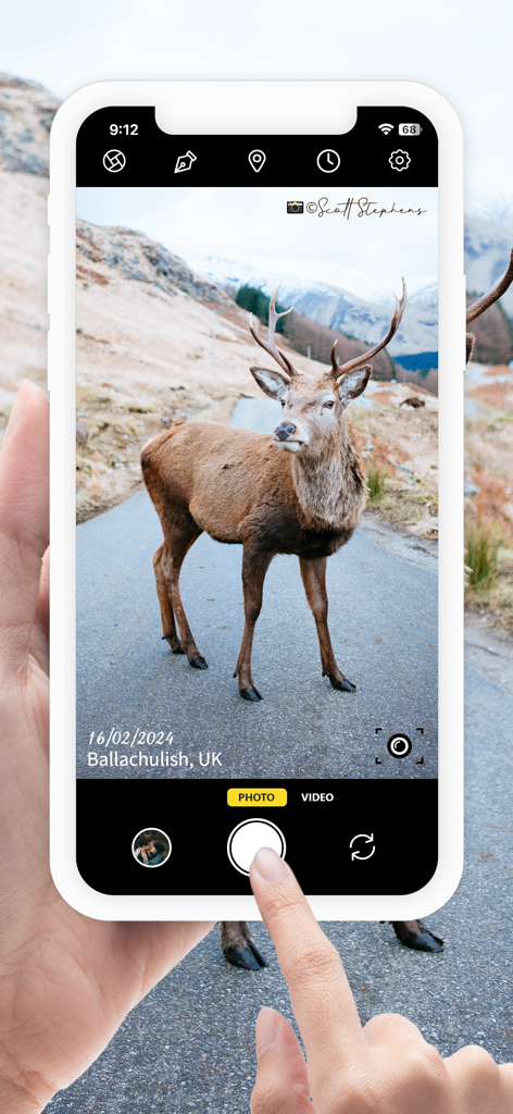 Interfaccia dell'app Timestamp Camera con timbri di data, posizione e firma su una foto