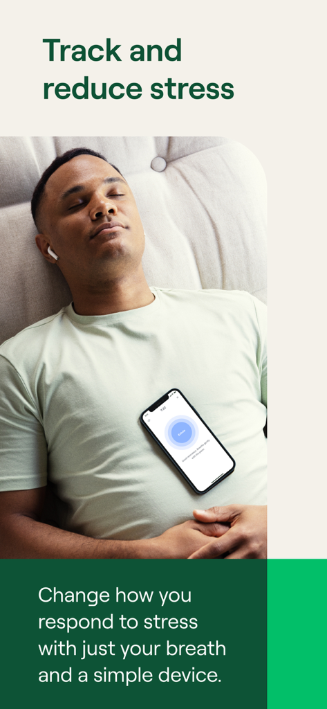 Meru Health - Un hombre practicando ejercicios de respiración guiada con la app Meru Health para reducir el estrés