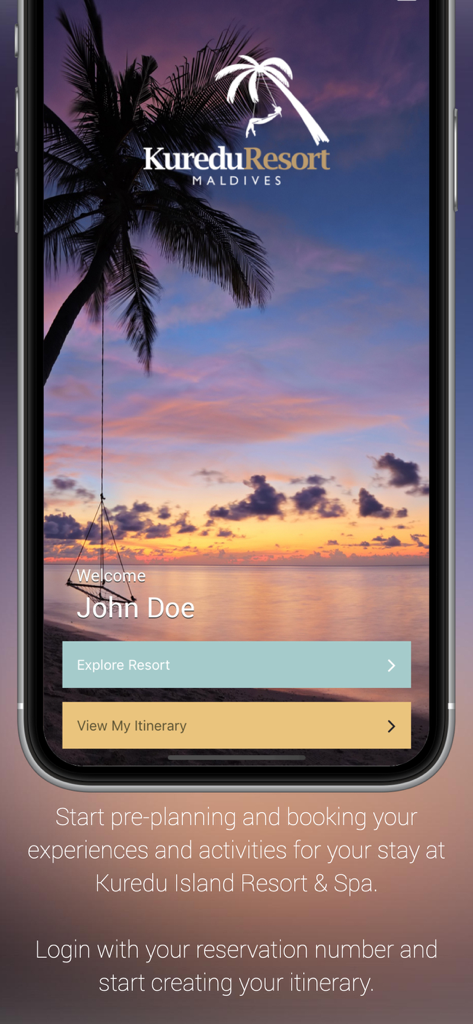 Kuredu Maldives - クレドゥ・モルディブアプリのホーム画面。リゾートの探索や旅程の表示オプションが、夕焼けのビーチを背景に表示されています。