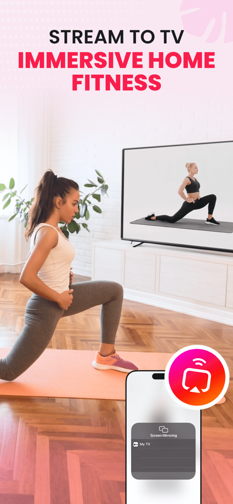 Una mujer practicando una zancada en casa mientras transmite un entrenamiento de ChillFit desde su teléfono a su televisión.
