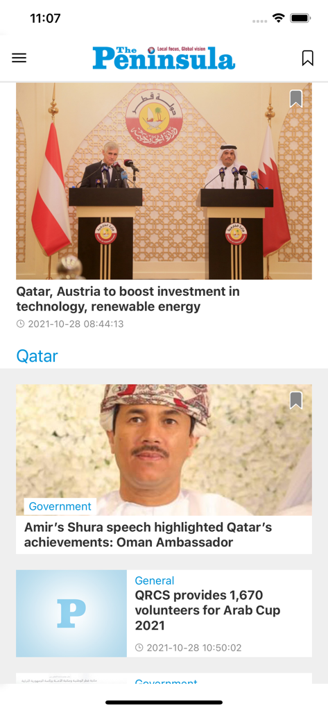 Feed de notícias móvel da aplicação The Peninsula exibindo artigos sobre investimento e notícias do governo do Catar