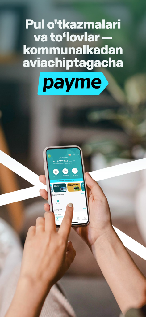payme - переводы и платежи - 스마트폰에서 금융 거래 및 공과금 결제를 위해 Payme 앱을 사용하는 사람