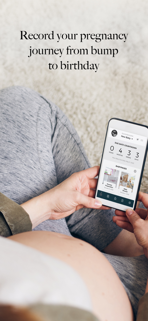 BabyPage: Baby Book & Journal - Una mujer embarazada sosteniendo un smartphone que muestra una cuenta regresiva de la fecha de parto en la aplicación BabyPage.