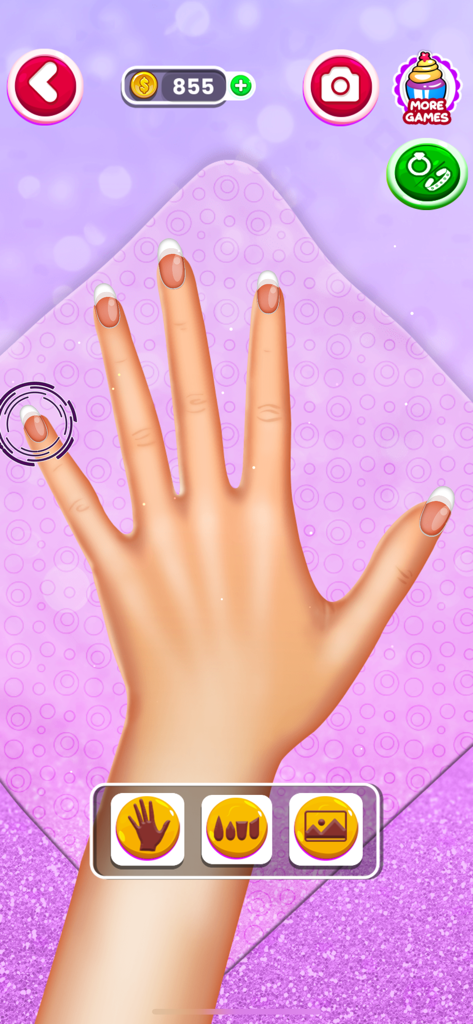 Una mano virtual con uñas de manicura francesa en la interfaz del juego móvil Salón de Uñas