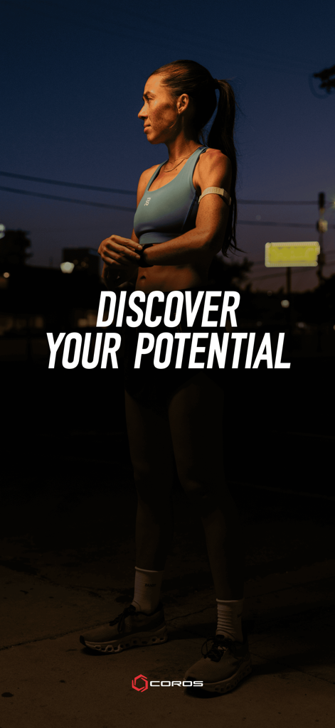 Une athlète d'endurance portant une montre de sport et un moniteur de fréquence cardiaque la nuit avec le texte Découvrez Votre Potentiel