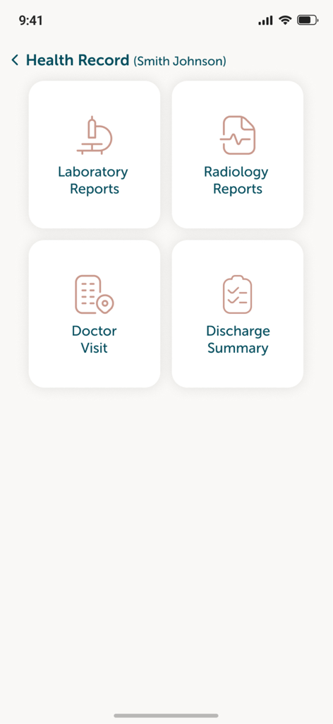 Interfaz de la aplicación móvil C-Care PRO que muestra una pantalla de historial médico del paciente con botones para informes de laboratorio, informes de radiología, visitas médicas y resúmenes de alta
