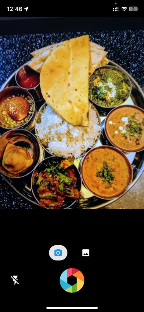 AI Calorie Counter - Interface da câmera do aplicativo Contador de Calorias por IA capturando uma foto de um thali indiano para análise nutricional.