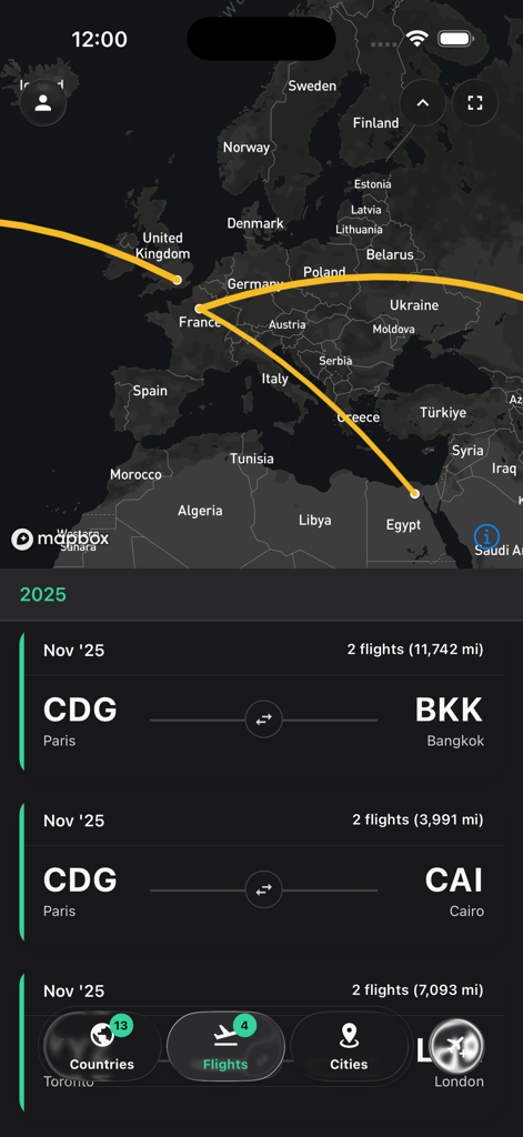 Mapped Out - Travel map - パリからバンコク、カイロへのルートを含む、フライト履歴の年代表とフライトパスを示す、ダークモードの世界地図を表示するモバイル旅行アプリインターフェース。