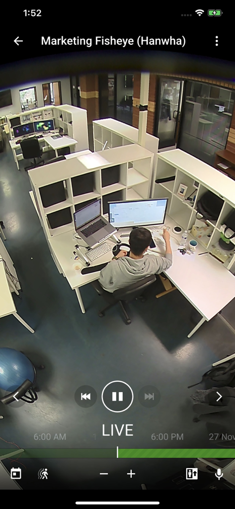 Nx Witness Mobile - Live-Fisheye-Kameraansicht eines Büroraumarbeitsplatzes in der Nx Witness Mobile App