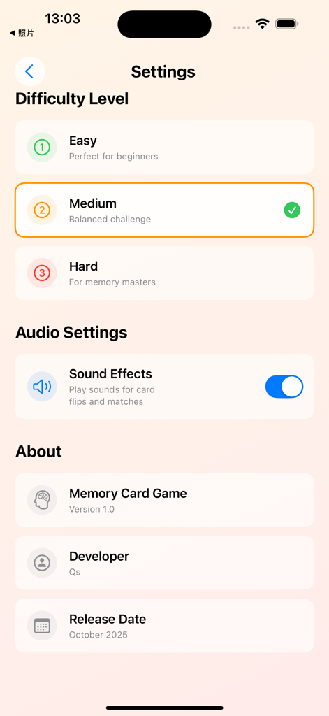 Écran des paramètres montrant les niveaux de difficulté et les options audio pour un jeu de cartes mémoire