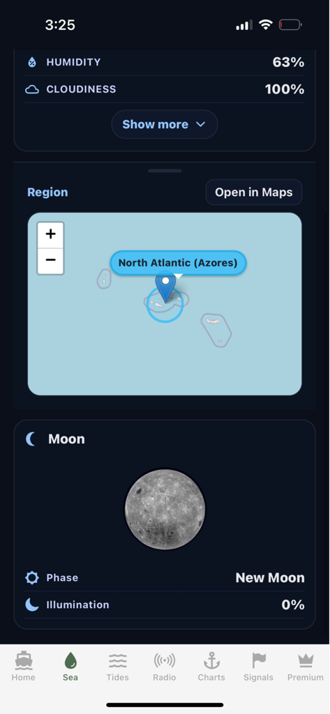 Interfaccia dell'app Vessel Tracker che mostra il meteo marittimo, una mappa della regione delle Azzorre e le informazioni sulla fase lunare corrente.