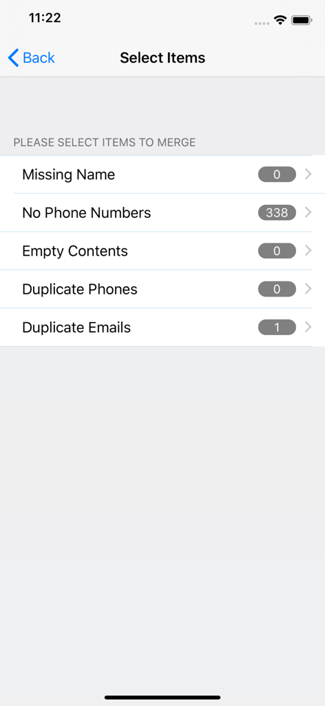 Un écran de menu dans l'application montrant diverses catégories pour le nettoyage des contacts, y compris les noms manquants, les numéros de téléphone vides et les e-mails en double