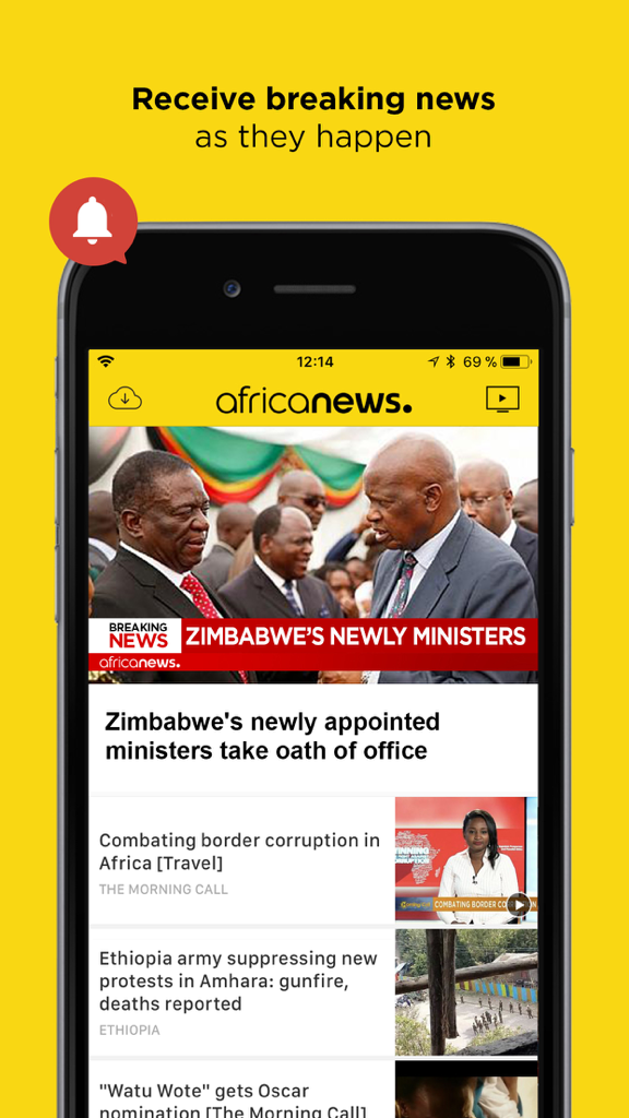 Smartphone, das die Benutzeroberfläche der Africanews App mit Eilmeldungen und den neuesten Schlagzeilen aus Afrika zeigt