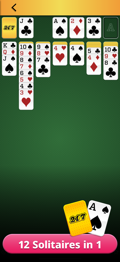 Una pantalla clásica de juego de cartas Solitario dentro de la aplicación 247 Games que muestra múltiples pilas de cartas sobre un fondo verde.