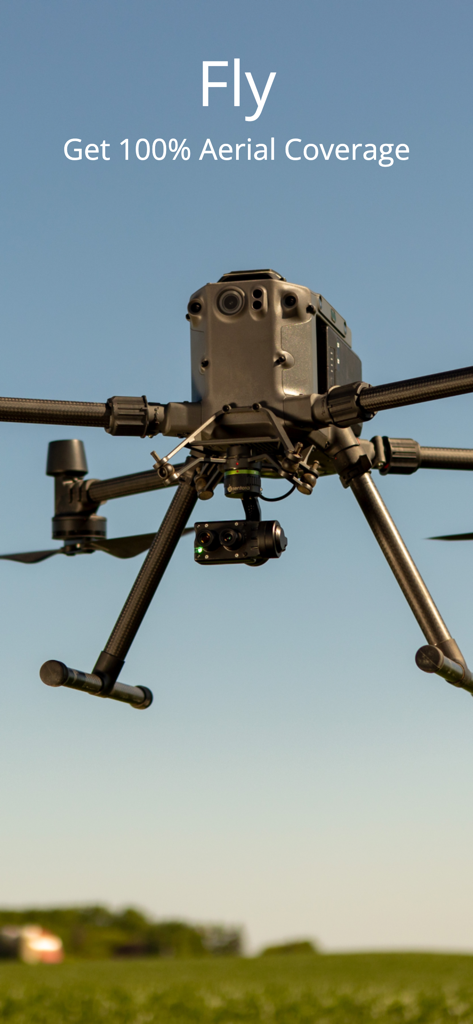 FieldAgent • - Drone industrial voando sobre um campo agrícola verde para cobertura aérea