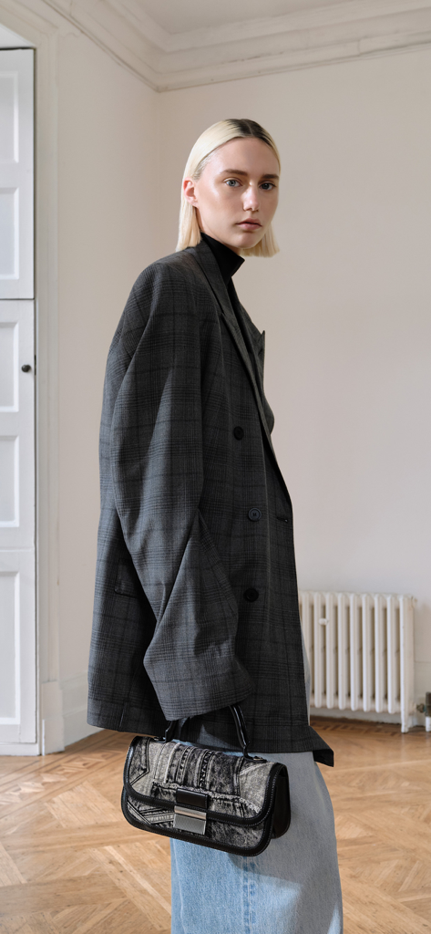 CHARLES & KEITH - Mujer con un blazer gris a cuadros oversize sosteniendo un bolso de Charles and Keith