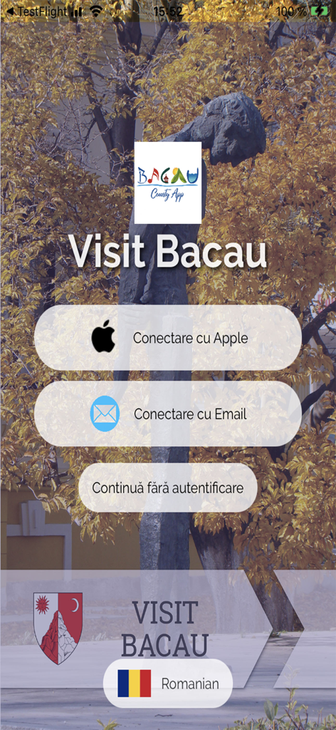 Apple 이메일로 로그인하거나 게스트로 계속 진행할 수 있는 옵션이 있는 Visit Bacau 앱의 환영 화면