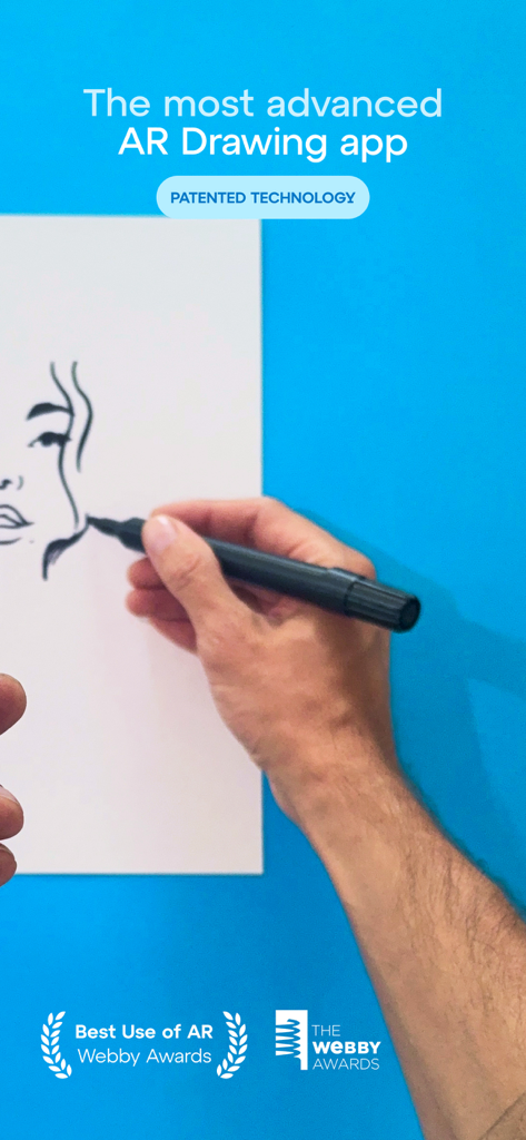 Sketchar: AR Drawing App - Webby Awards 수상 경력이 있는 Sketchar AR 드로잉 앱을 사용하여 종이에 초상화를 그리고 있는 손.