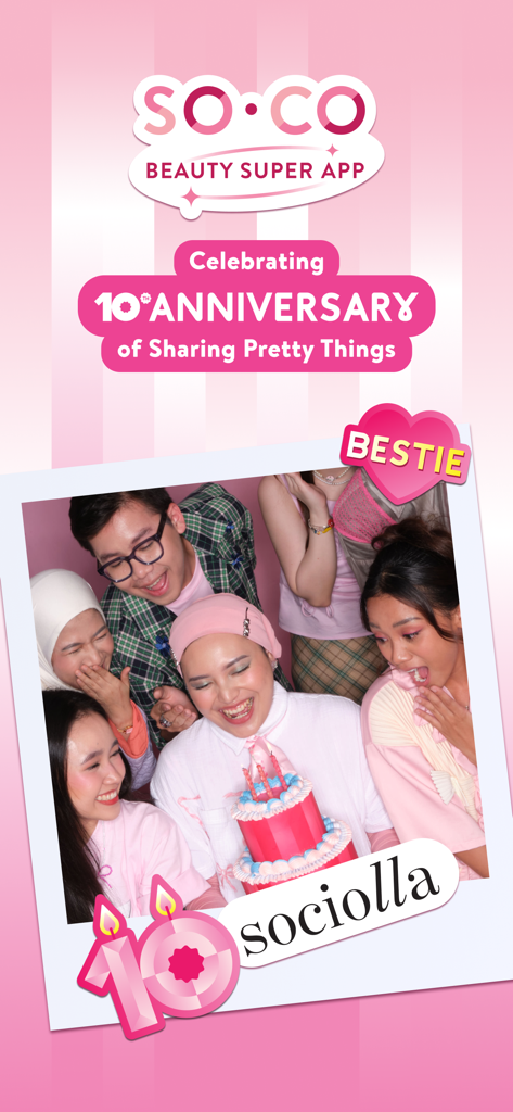 Grafica celebrativa del 10° anniversario della SOCO Beauty Super App con un gruppo di amici che condividono una torta