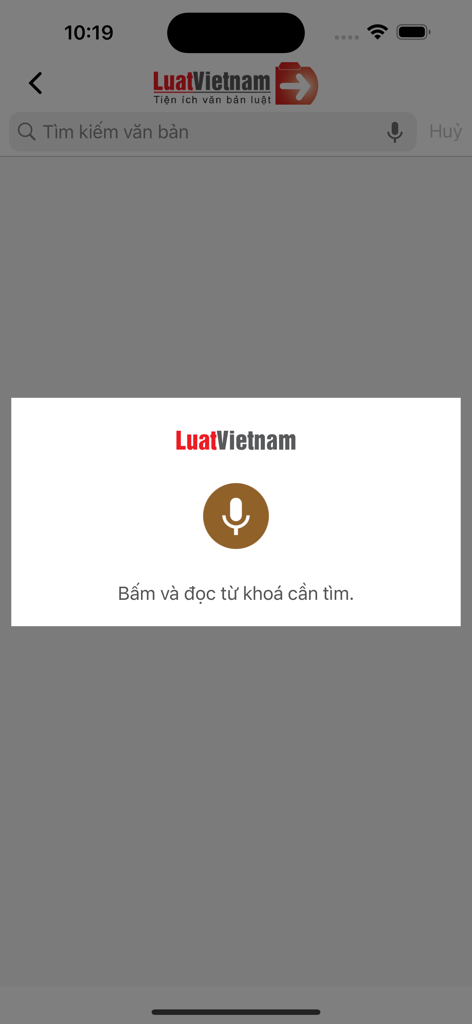 Interfaz de búsqueda por voz de la aplicación Luat Vietnam con un ícono de micrófono
