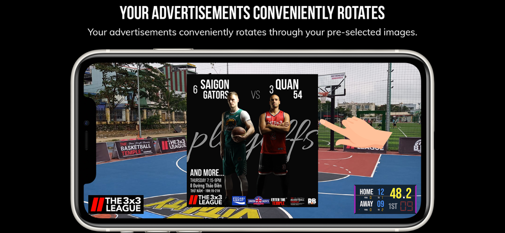 Una pantalla de smartphone que muestra un partido de baloncesto con una superposición de anuncio personalizado y un marcador en vivo