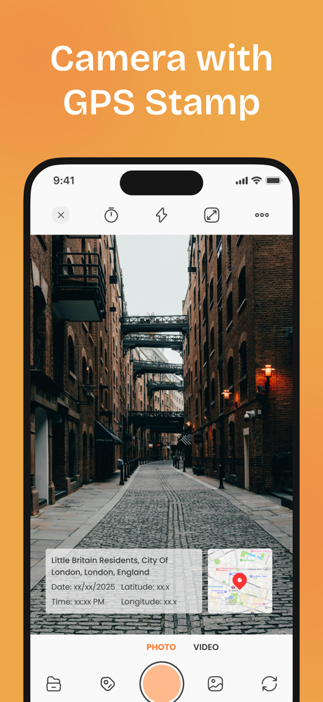 Un smartphone affichant une application de caméra de voyage avec un tampon de localisation GPS et une superposition de carte sur une photo d'une ruelle de Londres.