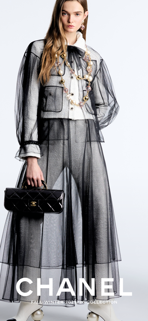 CHANEL FASHION - Model trägt einen Look aus der Chanel Herbst-Winter 2025 26 Kollektion mit einer schwarzen gesteppten Tasche