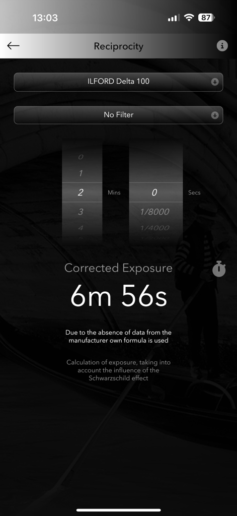 Art of Foto - Interfaz de calculadora de fallo de reciprocidad de la aplicación Art of Foto para fotografía con película que muestra el tiempo de exposición corregido.