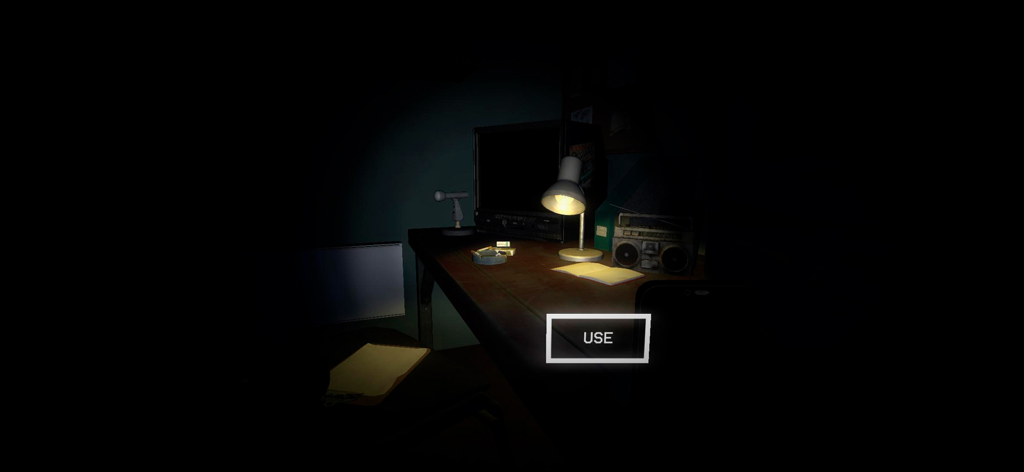 The Escape: Together - Une pièce sombre avec une lampe de bureau et un carnet dans le jeu d'horreur The Escape Together