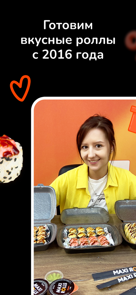 Lächelnde Frau mit mehreren Tabletts mit verschiedenen Sushi-Rollen von Maxi Rolls Lieferung