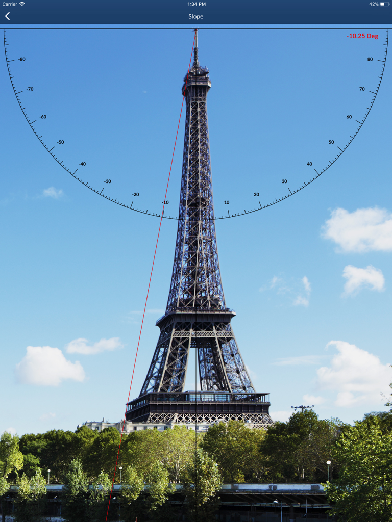 Smart Tools Pro HD - Captura de pantalla de iPad de Smart Tools Pro HD utilizando la herramienta de pendiente para medir el ángulo de la Torre Eiffel