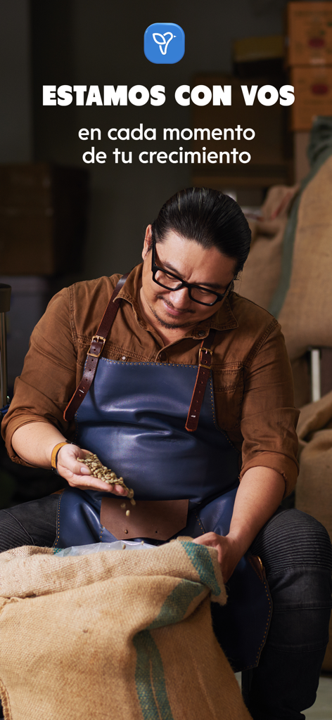 fri Negocios - Microempresario manejando granos de café representando el crecimiento del negocio con fri Negocios