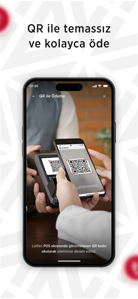 Bankkart Mobil - Une main tenant un smartphone utilisant l'application Bankkart Mobil pour scanner un code QR sur un terminal de paiement pour une transaction sans contact