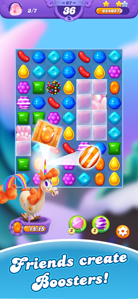 Captura de pantalla del juego Candy Crush Friends Saga mostrando a un personaje creando potenciadores para el jugador en un tablero de puzzle.