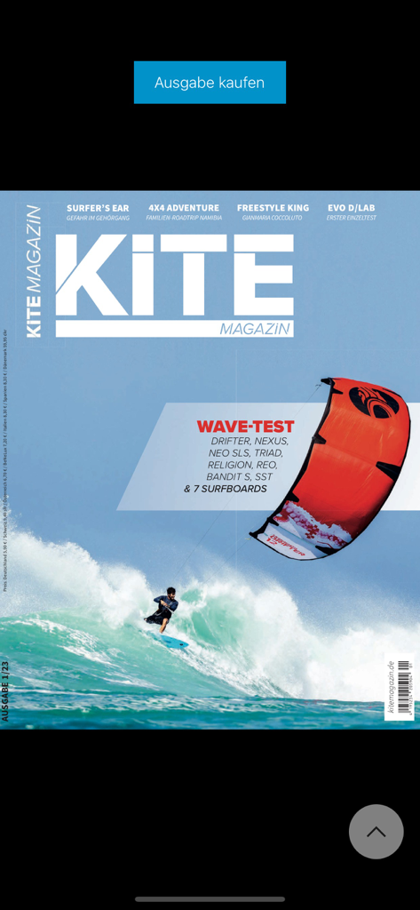 Copertina digitale di Kite Magazin con un kitesurfer che cavalca una grande onda con un kite arancione brillante
