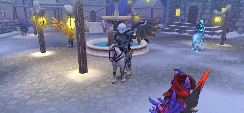 Um personagem jogador com grandes asas montado em um cavalo em uma praça medieval.