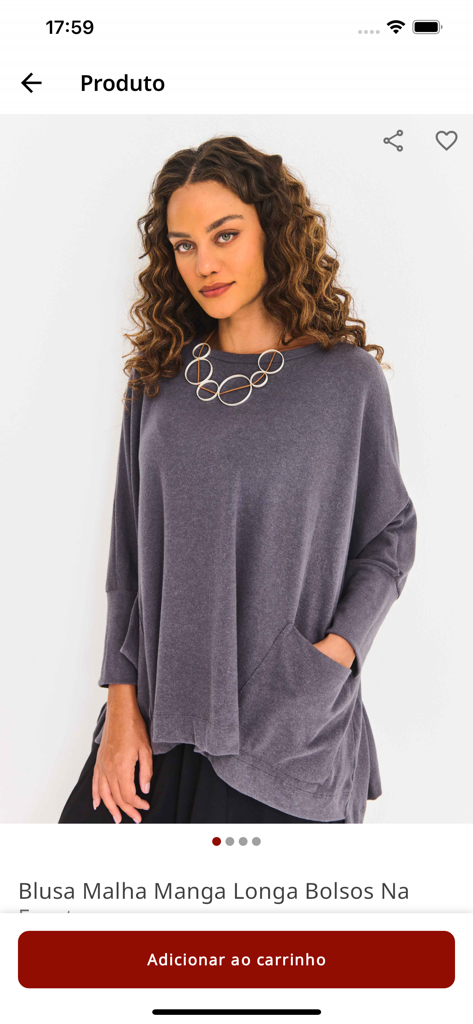 Una mujer usando una blusa de punto gris de manga larga en una página de producto dentro de la aplicación móvil Papel Craft.