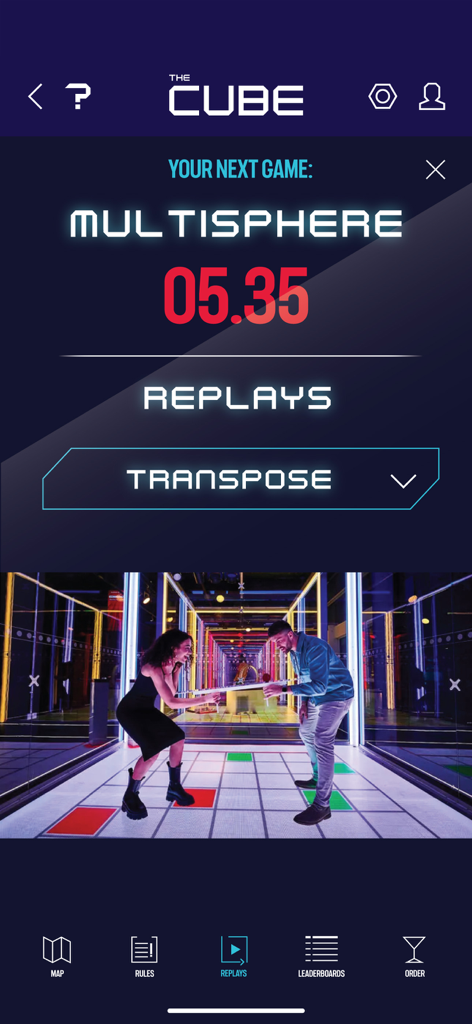 Play THE CUBE - Tela de replays do aplicativo móvel Play THE CUBE mostrando uma foto de concorrentes em uma arena de jogo iluminada por neon