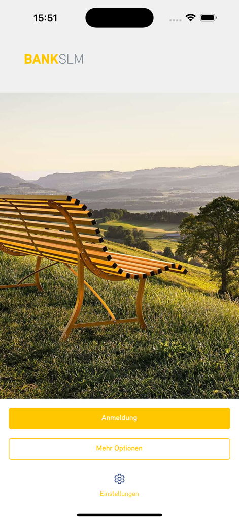 Bank SLM - Pantalla de inicio de sesión de la app móvil Bank SLM con un paisaje montañoso escénico de fondo y botones amarillos