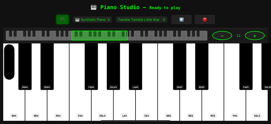 Interface do aplicativo Piano Studio Mobile mostrando um teclado de piano digital com rótulos de notas e controles de reprodução.