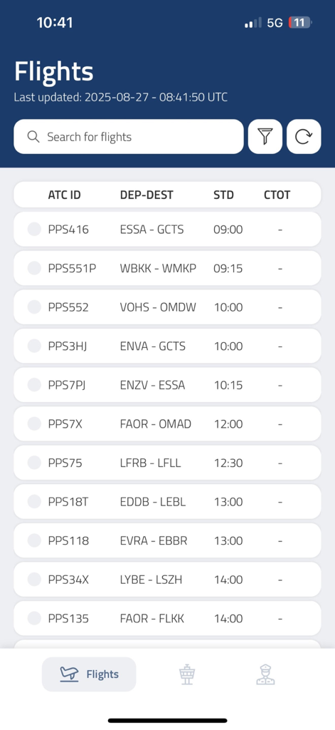 Un elenco di voli programmati nell'app CrewBriefing che mostra ID del volo e destinazioni di partenza