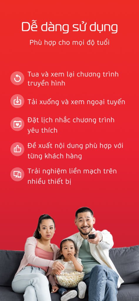 TV360 – Truyền hình trực tuyến - Eine Familie sitzt auf einer Couch und schaut fern und sieht eine Liste von TV360 App-Funktionen wie Offline-Wiedergabe und Unterstützung für mehrere Geräte.