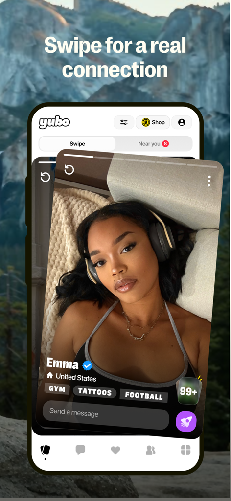 새로운 친구를 사귀기 위해 관심사가 포함된 사용자 프로필을 보여주는 Yubo 앱의 스와이프 인터페이스